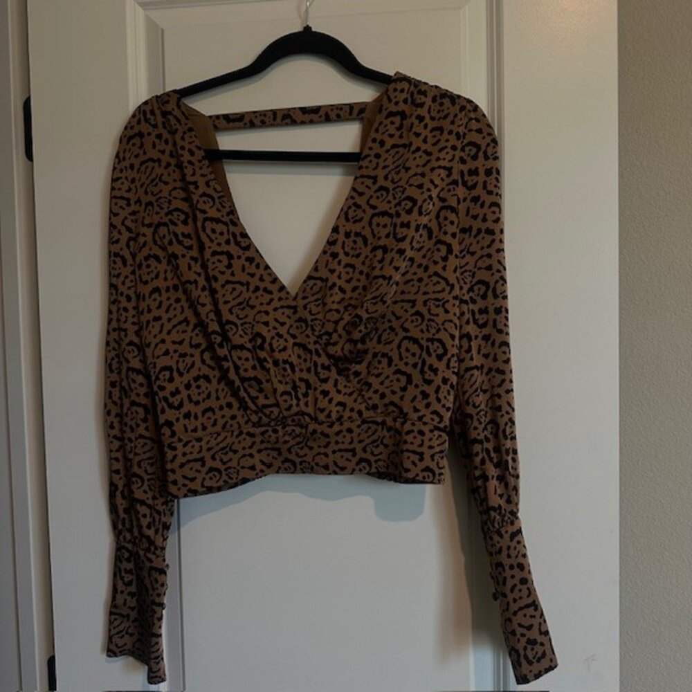 Good American Satin Faux Wrap Top in Leopard Print Size 1 (Sm) - Picture 3 of 6